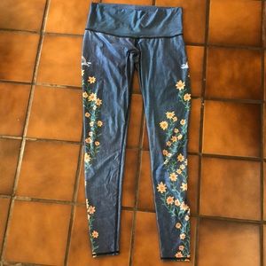 🌈 RARE Teeki leggings Size M gently used. 💙